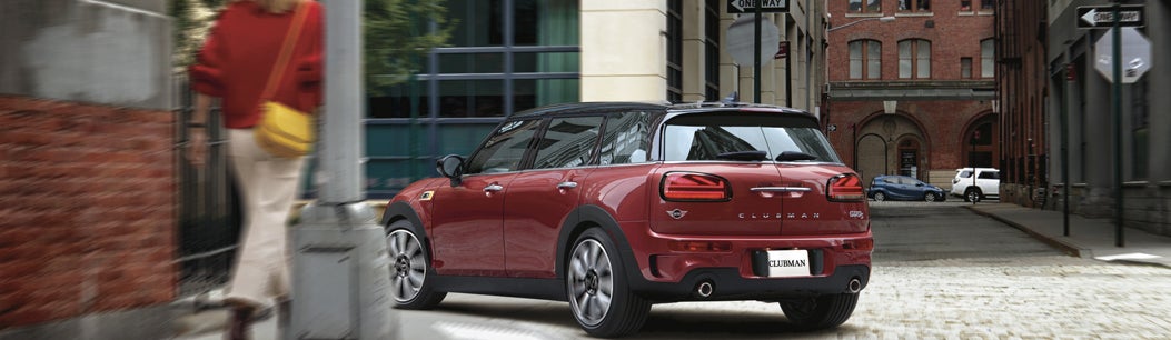 The 2O22 MINI Clubman turning a corner downtown.